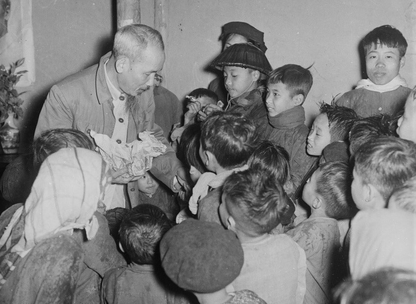 El Tío Ho dio caramelos a los niños de la comuna de Tien Phong, distrito de Binh Xuyen, provincia de Vinh Phuc, con motivo de su visita a la localidad en ocasión del Tet (Nuevo Año Lunar) en 1956. (Fuente: VNA)