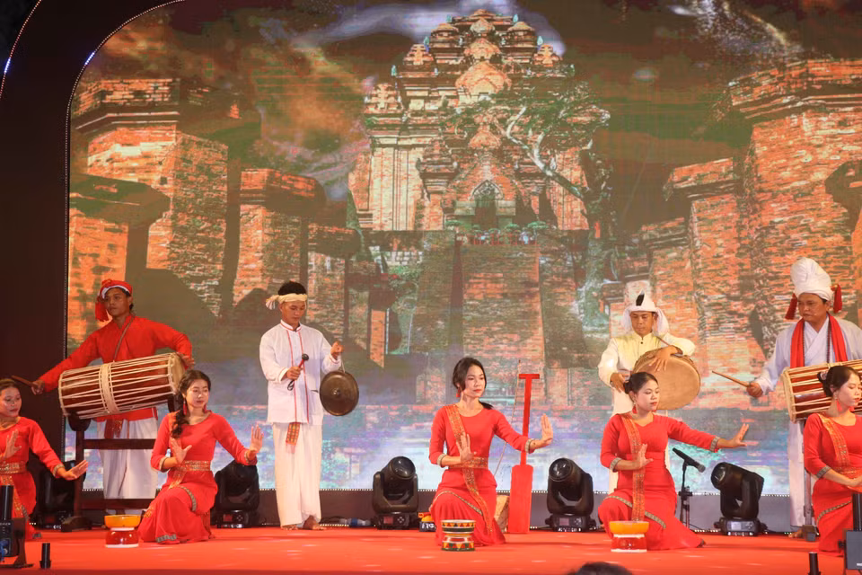 La danza Cham en combinación con el toque de tambores forma parte de las actuaciones artísticas en el festival. (Fuente: VNA)