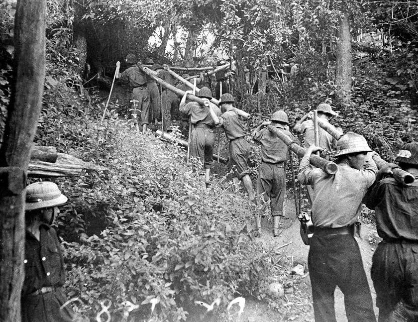 Durante la guerra de resistencia contra el colonialismo francés, casi cinco mil jóvenes voluntarios y cuadros trabajaron día y noche, codo con codo con las fuerzas armadas, las unidades de transporte, los trabajadores y las minorías étnicas en Viet Bac y Tay Bac, para completar con éxito importantes tareas. (Fuente: VNA)