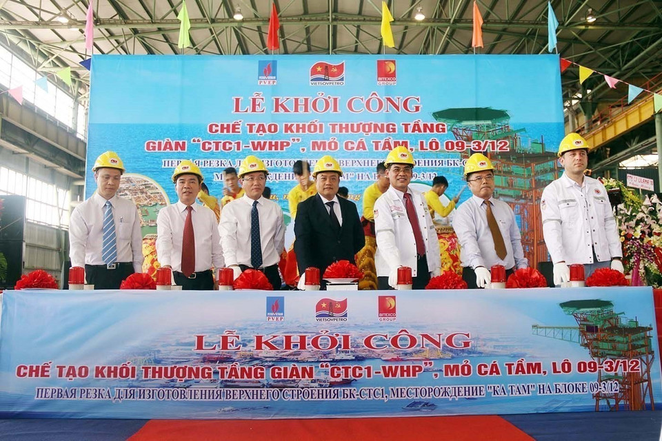 El 23 de marzo de 2018, el consorcio contratista que incluye a la empresa mixta Vietnam-Rusia Vietsovpetro, la Corporación de Exploración y Producción de PetroVietnam (PVEP) y el grupo Bitexco comenzó la construcción de la parte superior de la plataforma CTC1-WHP en un proyecto para desarrollar y explotar el campo petrolífero Ca Tam, bloque 09/3-12. (Fuente: VNA)