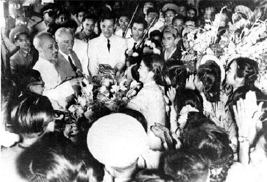 El Presidente Ho Chi Minh no solo fue el ministro de Relaciones Exteriores, sino que sentó las bases de la diplomacia moderna de Vietnam. En la foto: El Presidente Ho Chi Minh y el pueblo de Hanoi dieron la bienvenida a Kliment Voroshilov, presidente del Presídium del Sóviet Supremo de la Unión Soviética, en su visita a Vietnam, el 20 de mayo de 1957. (Fuente: VNA)