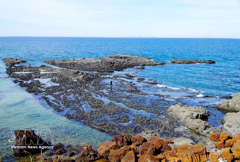 Una sucesión de rocas que se extiende hacia el mar crea un paisaje magnífico y llamativo. (Fuente: VNA)