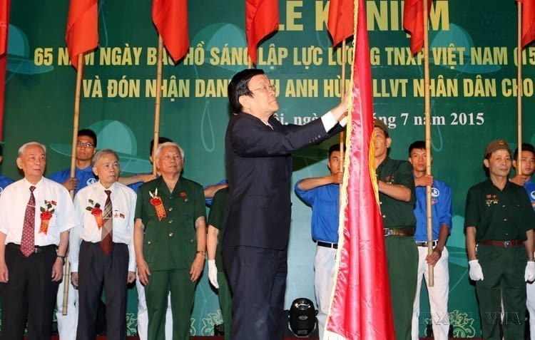 El presidente Truong Tan Sang otorgó el título de Héroe de las Fuerzas Armadas Populares al Equipo de Jóvenes Voluntarios número 36 en una ceremonia conmemorativa por el 65.º aniversario de la fundación de esta fuerza por el Presidente Ho Chi Minh (15 de julio de 1950 - 15 de julio de 2015). (Fuente: VNA)