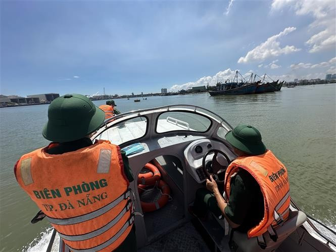 Oficiales y soldados de la Estación de Guardia Fronteriza de Son Tra (Comando de la Guardia Fronteriza de la ciudad de Da Nang) realizan misiones de patrullaje en el puerto marítimo de Da Nang. (Fuente: VNA)