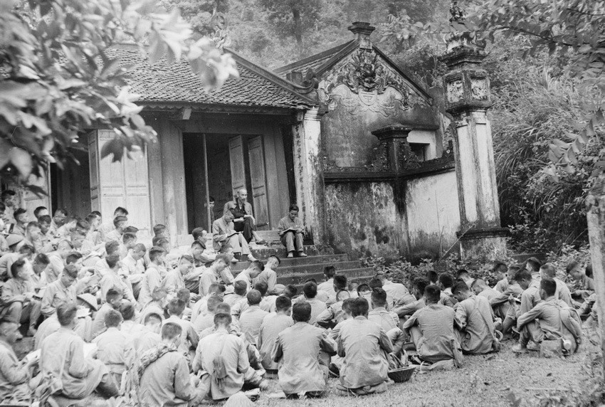 El Presidente Ho Chi Minh habló con oficiales y soldados del Ejército de Vanguardia en el Templo de los Reyes Hung, antes de que la unidad tomara la capital. (Provincia de Phu Tho, 19 de septiembre de 1954). (Fuente: VNA)