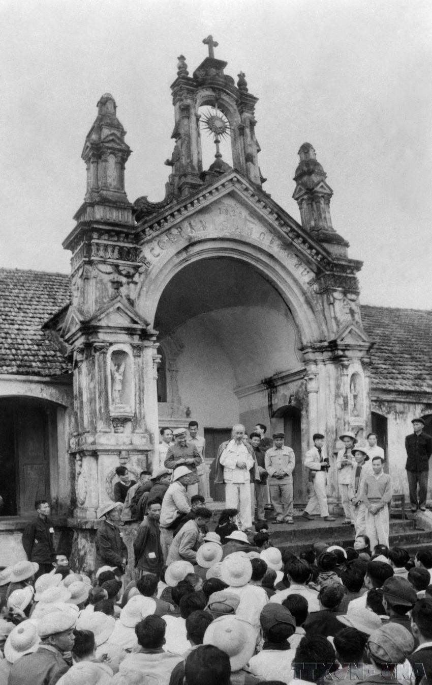 El Presidente Ho Chi Minh visitó y conversó con fieles católicos en la aldea de Thach Bich, comuna de Bich Hoa, distrito de Thanh Oai, Ha Dong (actualmente Hanoi), el 5 de diciembre de 1959. (Fuente: VNA)
