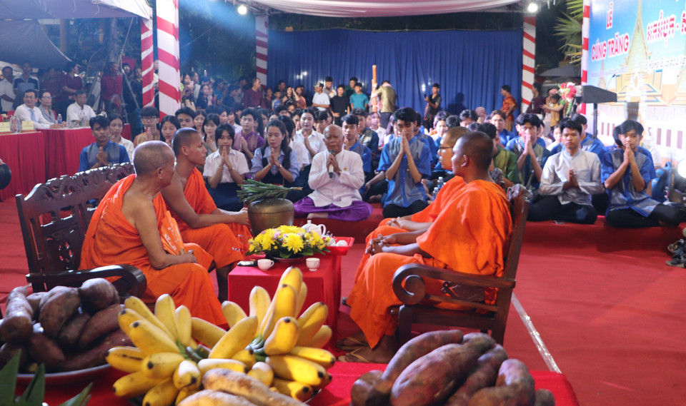 El culto a la luna puede realizarse en una pagoda, en casa o en un lugar donde la luna pueda verse claramente. (Fuente: VNA)