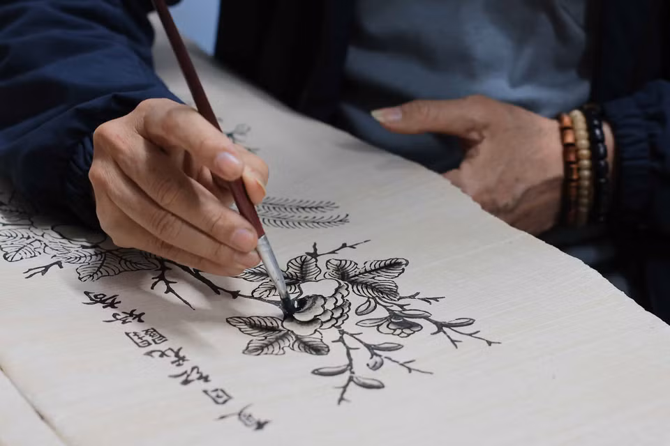 Al dibujar pinturas de Dong Ho, los artesanos a menudo utilizan pinceles y tinta para dibujar sobre papel Do. (Fuente: VNA)