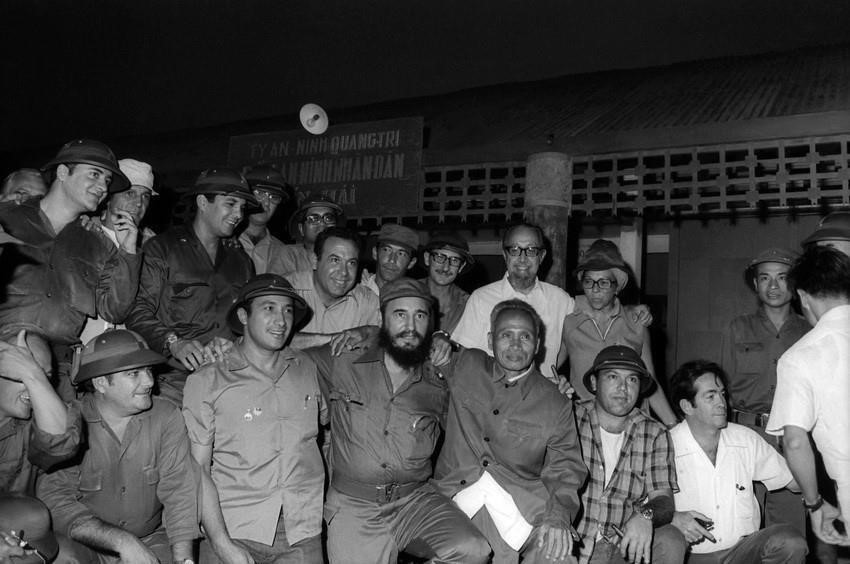 El Comandante Fidel Castro, primer secretario del Partido Comunista de Cuba y primer ministro del Gobierno Revolucionario de Cuba, y delegados se tomaron una foto de recuerdo en la Estación de Seguridad Popular de Ben Hai, durante una visita a la zona liberada de Vietnam del Sur, el 15 de septiembre de 1973. (Foto: VNA)