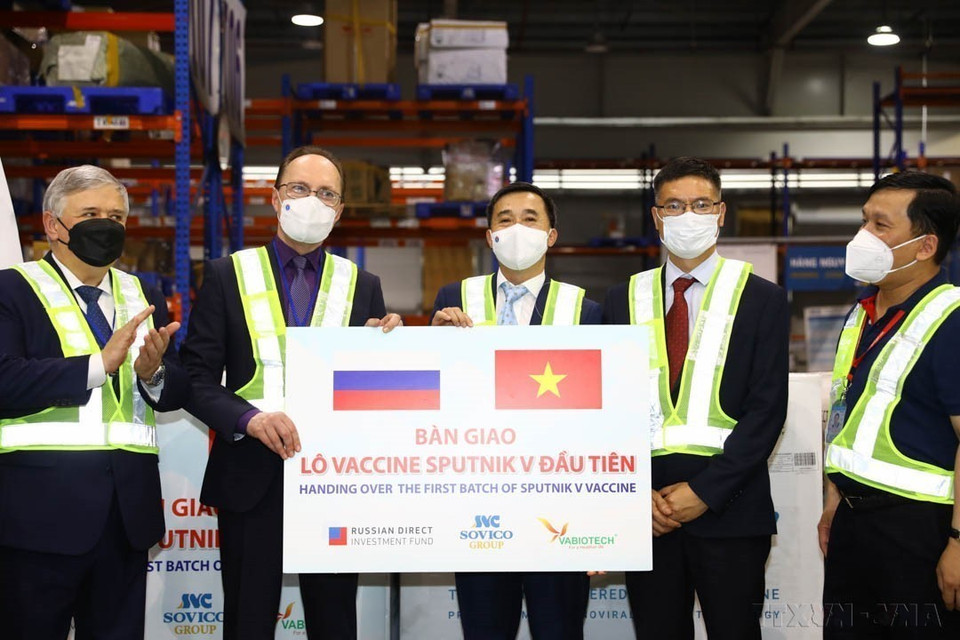 El embajador de Rusia en Vietnam, Gennady Bezdetko, entregó el primer lote de la vacuna Sputnik V al viceministro de Salud vietnamita Tran Van Thuan. Se trató de un lote de vacunas proporcionado al país indochino por el Fondo Ruso de Inversión Directa (Hanoi, 29 de septiembre de 2021). (Fuente: VNA)