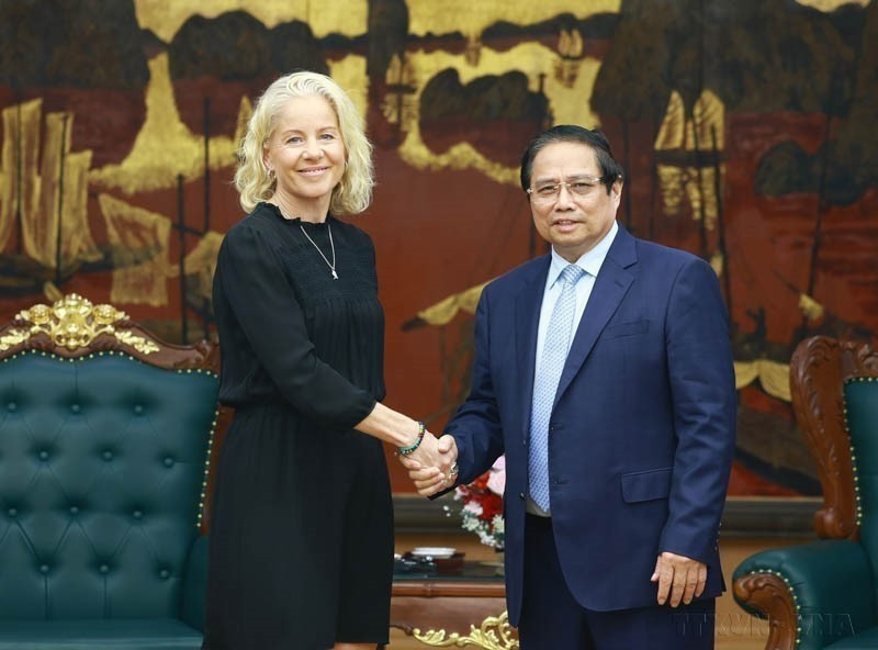 El primer ministro vietnamita, Pham Minh Chinh, recibió a Susanna Campbell, presidenta del Grupo Syre de Suecia (Hanoi, el 23 de abril de 2025). (Fuente: VNA)