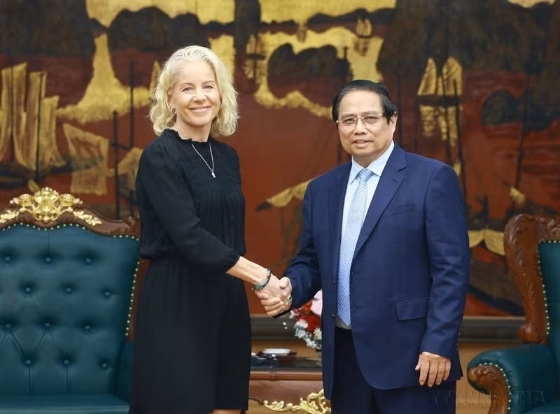 El primer ministro vietnamita, Pham Minh Chinh, recibió a Susanna Campbell, presidenta del Grupo Syre de Suecia (Hanoi, el 23 de abril de 2025). (Fuente: VNA)
