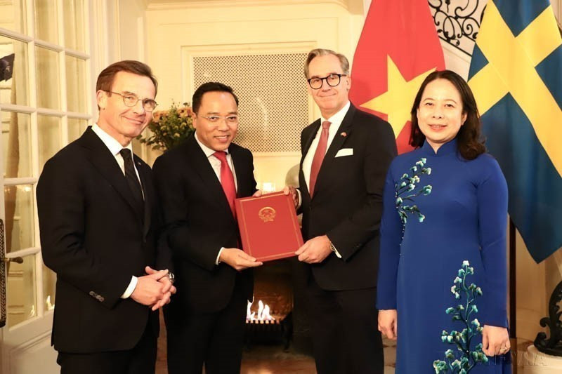 La vicepresidenta vietnamita Vo Thi Anh Xuan y el primer ministro sueco, Ulf Kristersson, presenciaron la ceremonia de firma de un memorando de entendimiento sobre cooperación entre los dos países (Estocolmo, el 12 de noviembre de 2024). (Fuente: VNA)