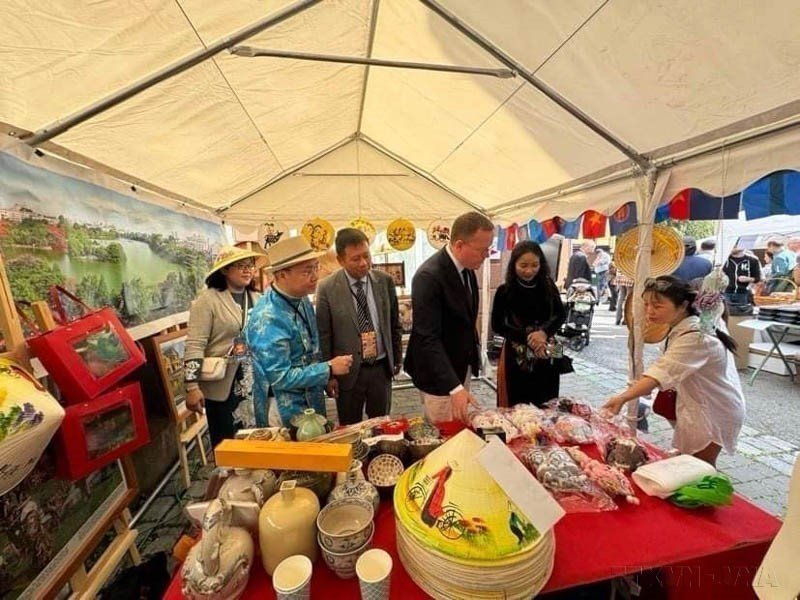 El presidente del Ayuntamiento de Estocolmo, Olle Burell, visitó el pabellón vietnamita en la Feria Comercial y Gastronómica de la ASEAN 2024 celebrada en Estocolmo (el 15 de junio de 2024). (Fuente: VNA)
