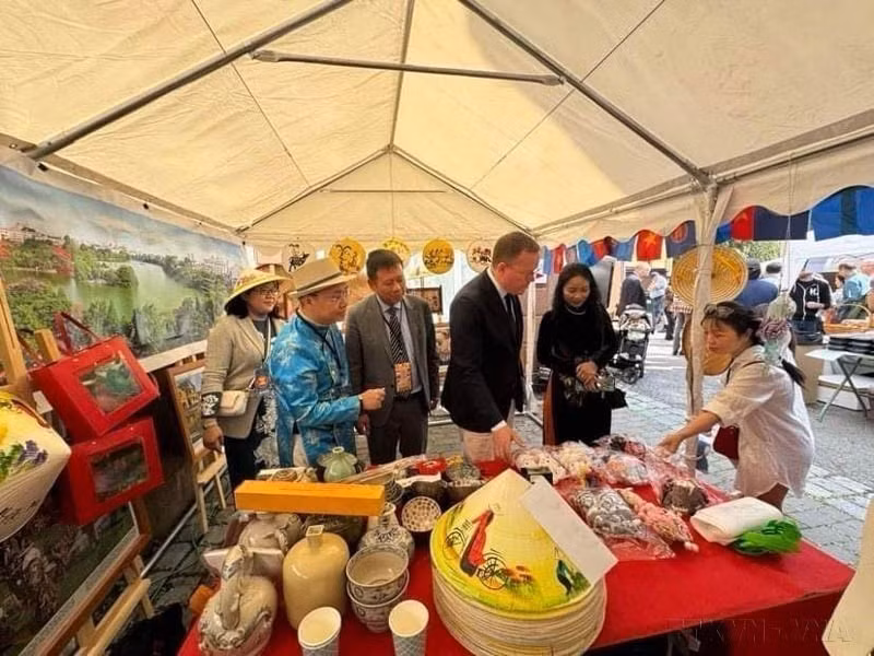 El presidente del Ayuntamiento de Estocolmo, Olle Burell, visitó el pabellón vietnamita en la Feria Comercial y Gastronómica de la ASEAN 2024 celebrada en Estocolmo (el 15 de junio de 2024). (Fuente: VNA)