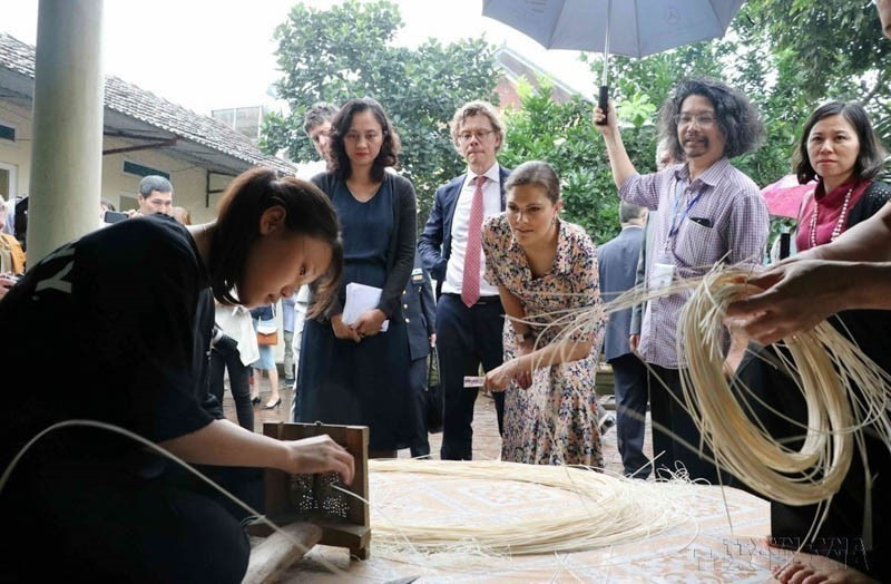 La princesa heredera de Suecia, Victoria Ingrid Alice Desiree, visitó la aldea tradicional de tejido de bambú y ratán en la aldea de Phu Vinh, comuna de Phu Nghia, distrito de Chuong My, Hanoi, durante su visita oficial a Vietnam (7 de mayo de 2019). (Fuente: VNA)