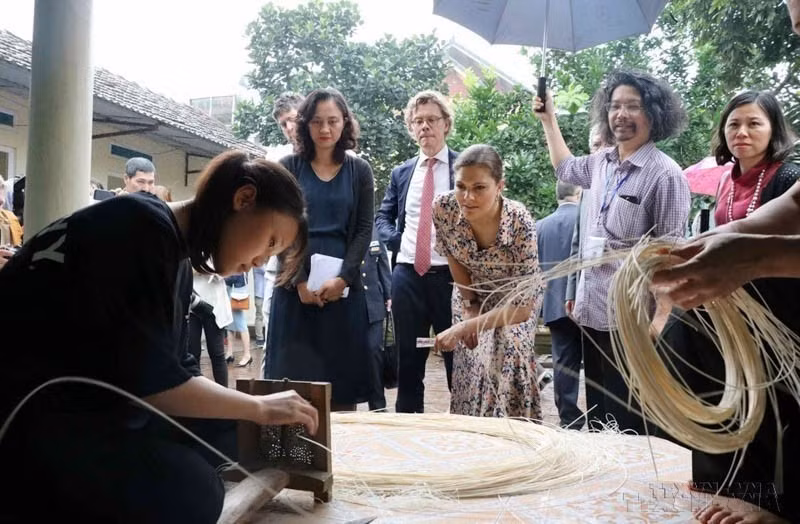 La princesa heredera de Suecia, Victoria Ingrid Alice Desiree, visitó la aldea tradicional de tejido de bambú y ratán en la aldea de Phu Vinh, comuna de Phu Nghia, distrito de Chuong My, Hanoi, durante su visita oficial a Vietnam (7 de mayo de 2019). (Fuente: VNA)