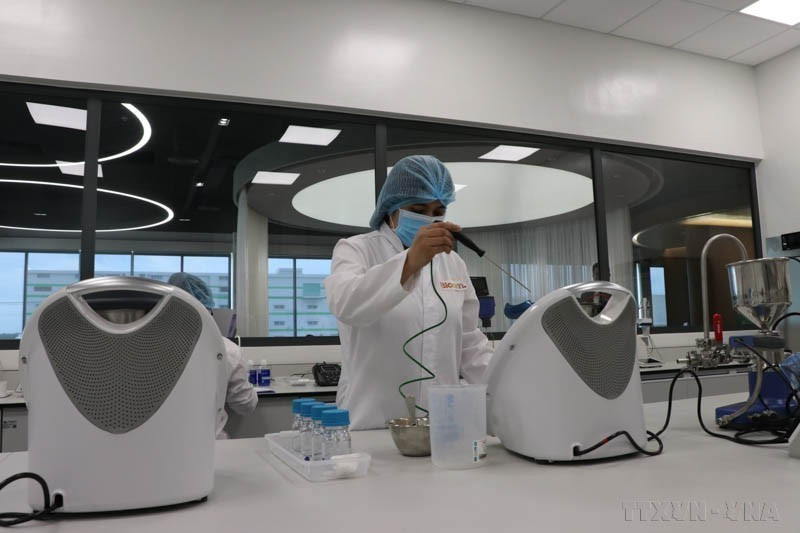 El primer Centro de creatividad y promoción de innovación global Bloom, operado conjuntamente por las unidades Tetra Pak y DenEast (inversión sueca), se puso en funcionamiento en el Parque Industrial Vietnam - Singapur IIA, provincia de Binh Duong (4 de julio de 2023). (Fuente: VNA)