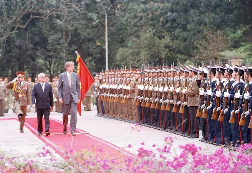 El primer ministro vietnamita, Vo Van Kiet, presidió la ceremonia de bienvenida a su homólogo sueco, Carl Bildt, en una visita oficial al país, el día 7 de abril de 1994. (Fuente: VNA)