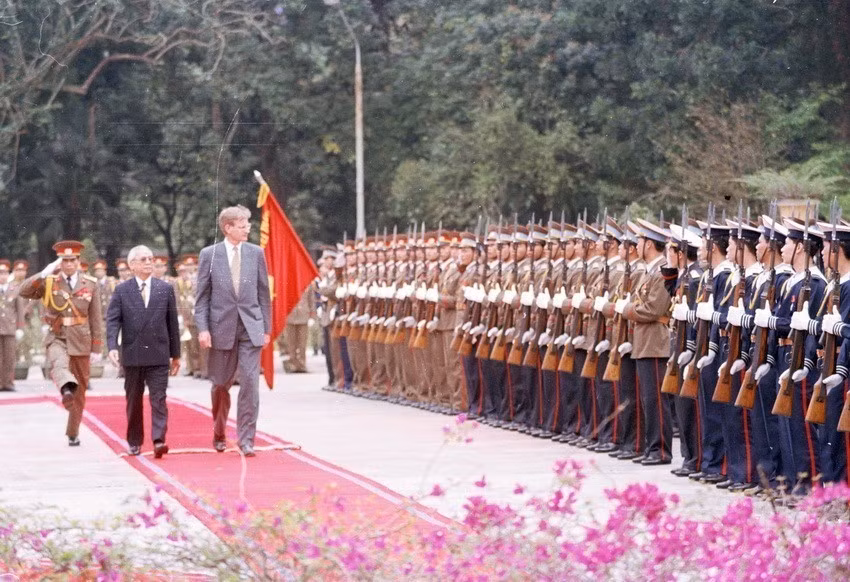 El primer ministro vietnamita, Vo Van Kiet, presidió la ceremonia de bienvenida a su homólogo sueco, Carl Bildt, en una visita oficial al país, el día 7 de abril de 1994. (Fuente: VNA)