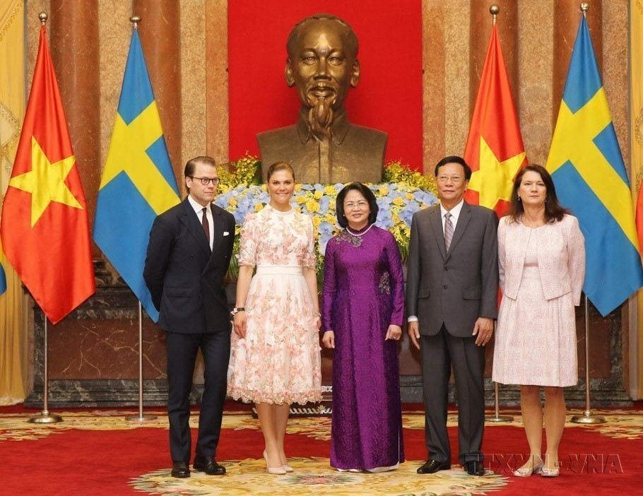 La vicepresidenta vietnamita Dang Thi Ngoc Thinh recibió y mantuvo conversaciones con la princesa heredera de Suecia, Victoria Ingrid Alice Desiree, en una visita oficial a la nación indochina del 6 al 8 de mayo de 2019. (Fuente: VNA)