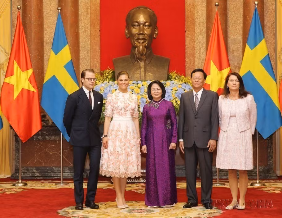 La vicepresidenta vietnamita Dang Thi Ngoc Thinh recibió y mantuvo conversaciones con la princesa heredera de Suecia, Victoria Ingrid Alice Desiree, en una visita oficial a la nación indochina del 6 al 8 de mayo de 2019. (Fuente: VNA)