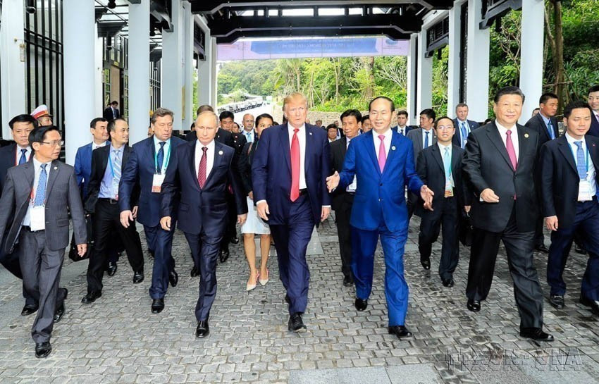 Desde 2011 hasta la fecha, la diplomacia ha trabajado por llevar las relaciones exteriores de Vietnam hacia la integración internacional plena, demostrando su papel como miembro responsable de la comunidad internacional. En la foto: El presidente vietnamita, Tran Dai Quang, con los jefes de las delegaciones asistentes a la 25.ª Reunión de Líderes Económicos de la APEC, celebrada en la ciudad de Da Nang (2017). (Fuente: VNA)
