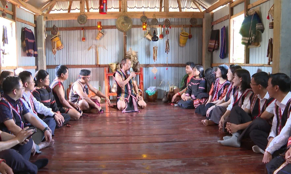 Rituales tradicionales en la ceremonia de propuesta de matrimonio del pueblo Jrai en la provincia de Gia Lai. (Fuente: VNA)