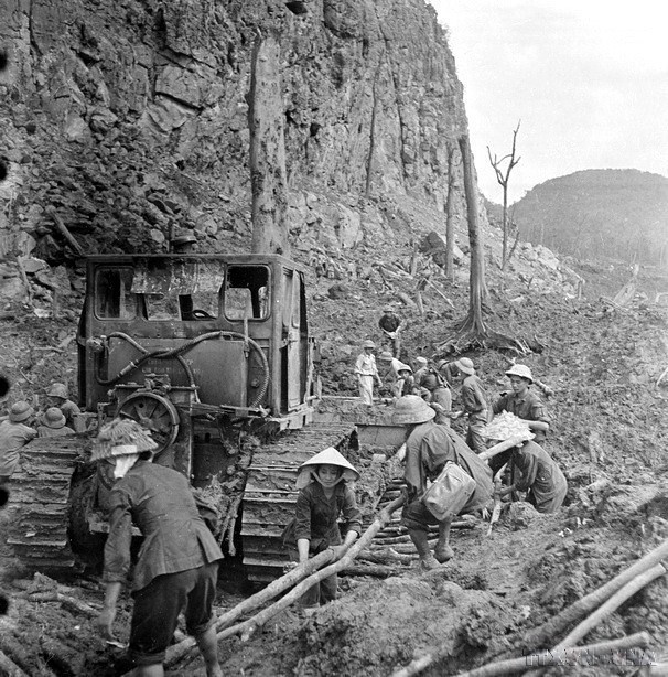La Ruta 20 Quyet Thang, en la provincia de Quang Binh (ahora provincia de Quang Tri), se construyó durante la guerra feroz, constantemente atacada por el enemigo. A pesar de las bombas y las balas, el equipo de ingenieros y jóvenes se mantuvo firme en la carretera, trabajando arduamente día y noche para garantizar el tráfico. La Ruta 20 tiene hasta ocho puntos clave, llamados "coordenadas de fuego". (Fuente: VNA)