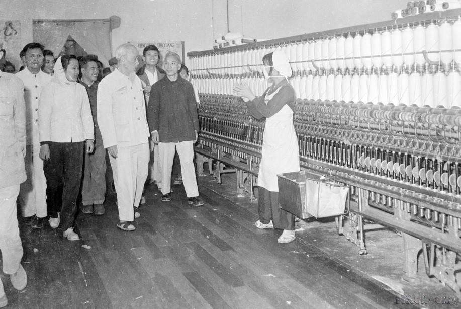 El Presidente Ho Chi Minh visitó la fábrica de confecciones y textil 8 de Marzo y asistió a la ceremonia de inauguración de la instalación. Visitó algunos talleres y conversó con los trabajadores de la fábrica el 8 de marzo de 1965. (Fuente: VNA)