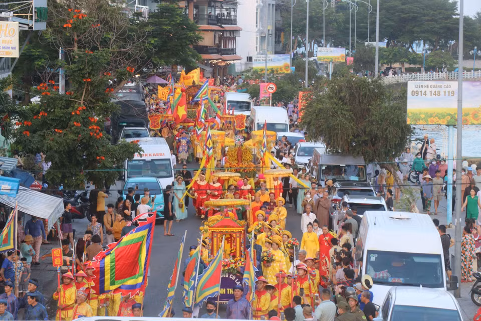 El Festival de la Torre Ponagar 2025 cuenta con muchos rituales tradicionales, sobre todo la ceremonia de lanzamiento de linternas de flores en el río Cai, la procesión de palanquín alrededor del área residencial y el acto de ofrenda de incienso. (Fuente: VNA)