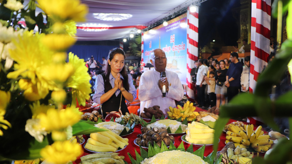 El pueblo Khmer realiza rituales en la ceremonia de adoración a la luna. (Fuente: VNA)
