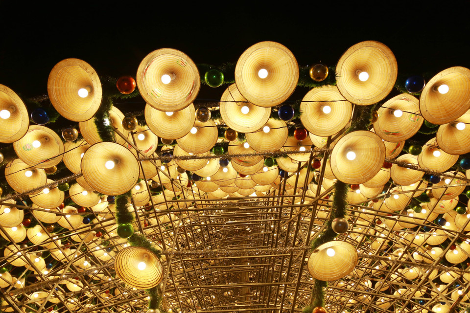 El árbol está decorado con sombreros cónicos, bombillos, oropel y adornos, creando una belleza mística. (Fuente: VNA)