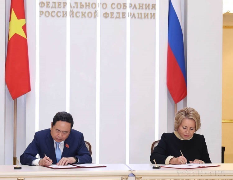 El presidente de la Asamblea Nacional de Vietnam, Tran Thanh Man, y la presidenta del Consejo de la Federación Rusa, Valentina Ivanovna Matvienko, firmaron un acuerdo de cooperación bilateral entre ambos órganos legislativos (Moscú, 9 de septiembre de 2024). (Fuente: VNA)