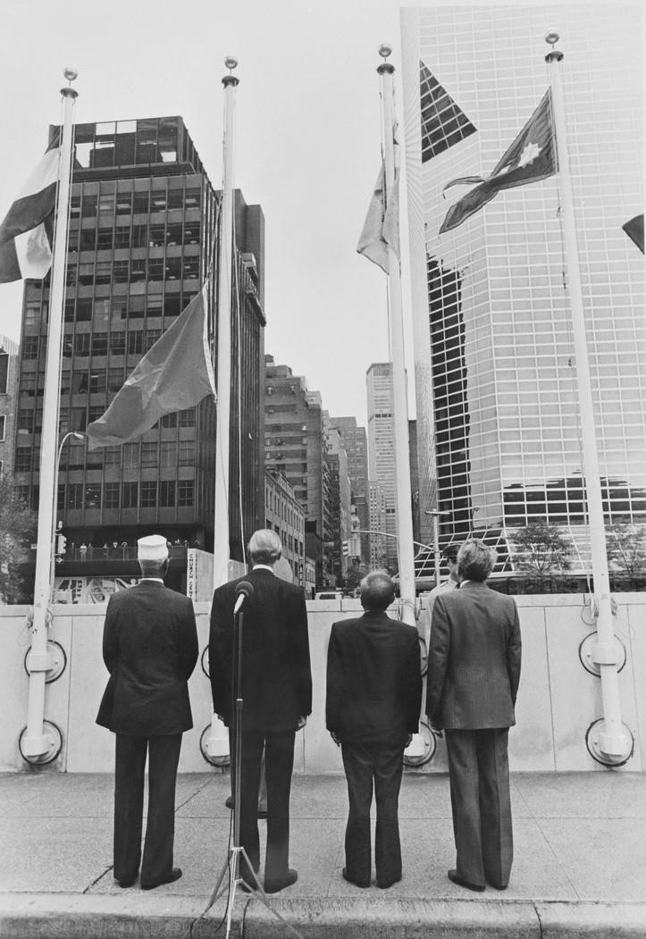 Tras la reunificación del país, el sector diplomático desempeñó un papel importante en la construcción de la paz, integrándolo gradualmente a la región y al mundo, con la firma y la participación en cientos de acuerdos internacionales. En la foto: La ceremonia de izamiento de la bandera vietnamita en la sede de las Naciones Unidas el 20 de septiembre de 1977, que marcó el momento en que la nación indochina se convirtió oficialmente en miembro de la organización más grande del planeta. (Fuente: VNA)