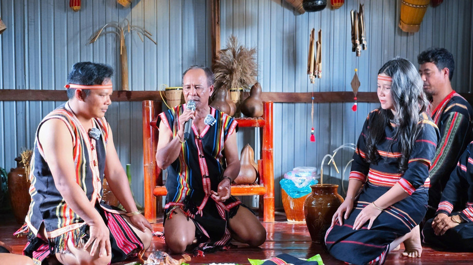 Rituales tradicionales en la ceremonia de propuesta de matrimonio del pueblo Jrai en la provincia de Gia Lai. (Fuente: VNA)