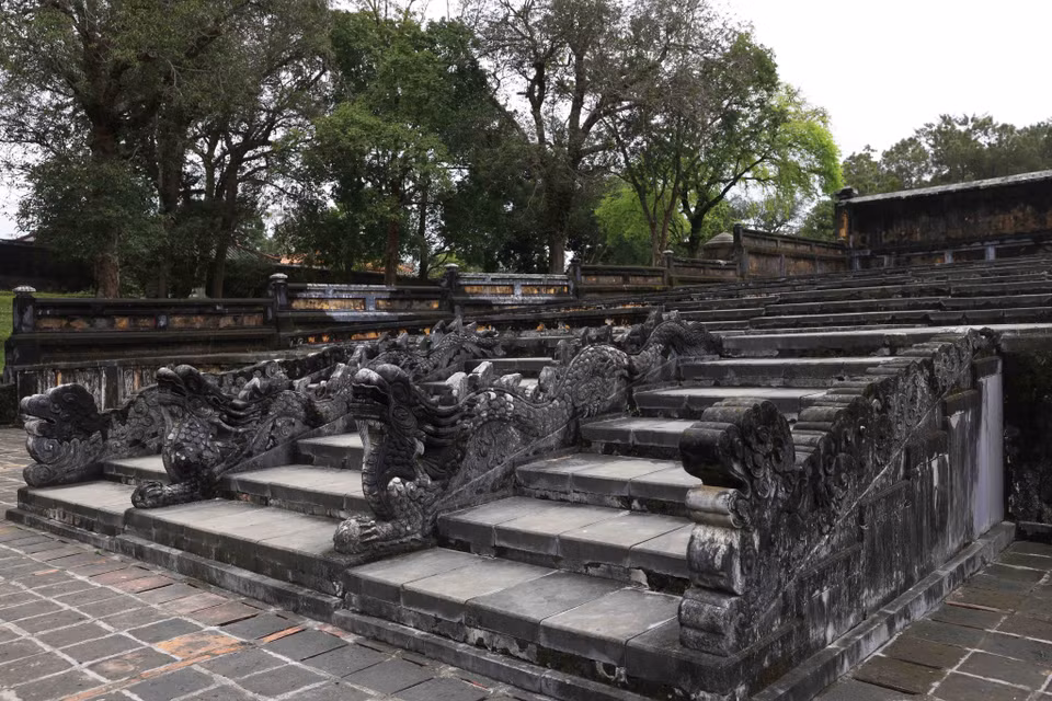 Escalones de piedra que conducen al área de culto en el mausoleo del rey Gia Long. (Fuente: VNA)