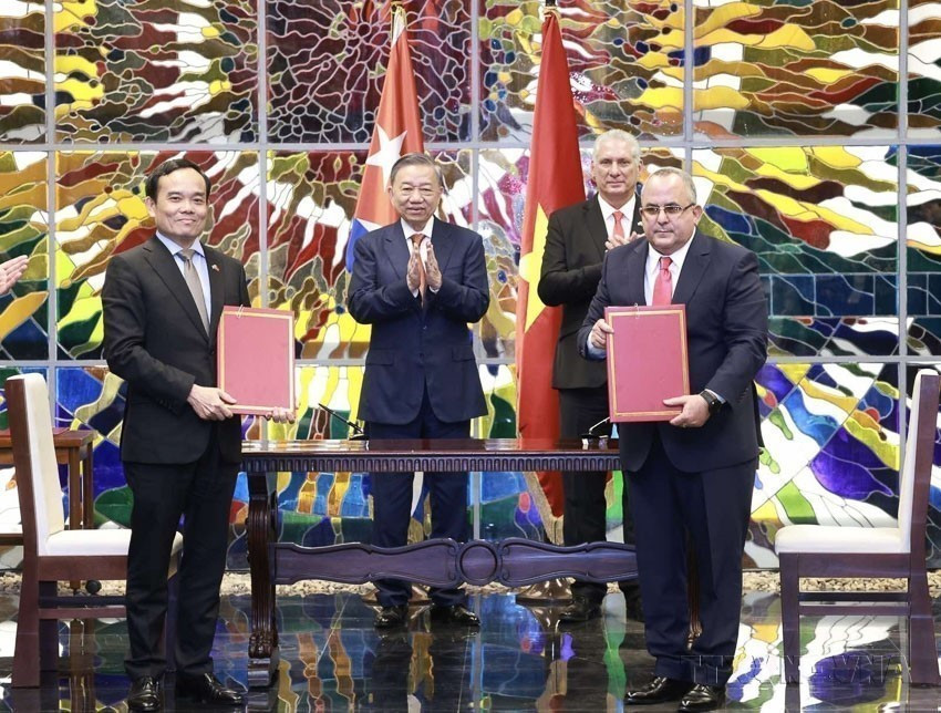 El secretario general del Partido Comunista y presidente de Vietnam, To Lam, y el primer secretario del Partido Comunista y presidente de Cuba, Miguel Díaz-Canel Bermúdez, presenciaron la ceremonia de firma de un documento de cooperación entre la Comisión de Asuntos Económicos del Comité Central del Partido Comunista de Vietnam y el Departamento Económico Productivo del Comité Central del Partido Comunista de Cuba (La Habana, 26 de septiembre de 2024). (Foto: VNA)