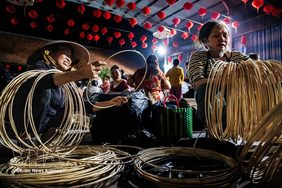 El área dedicada a la venta de materiales y herramientas para la fabricación de sombreros cónicos, como armazones, aros de bambú, alas de sombrero, hojas e hilo de coser, ofrece una amplia variedad de productos. (Fuente: VNA)