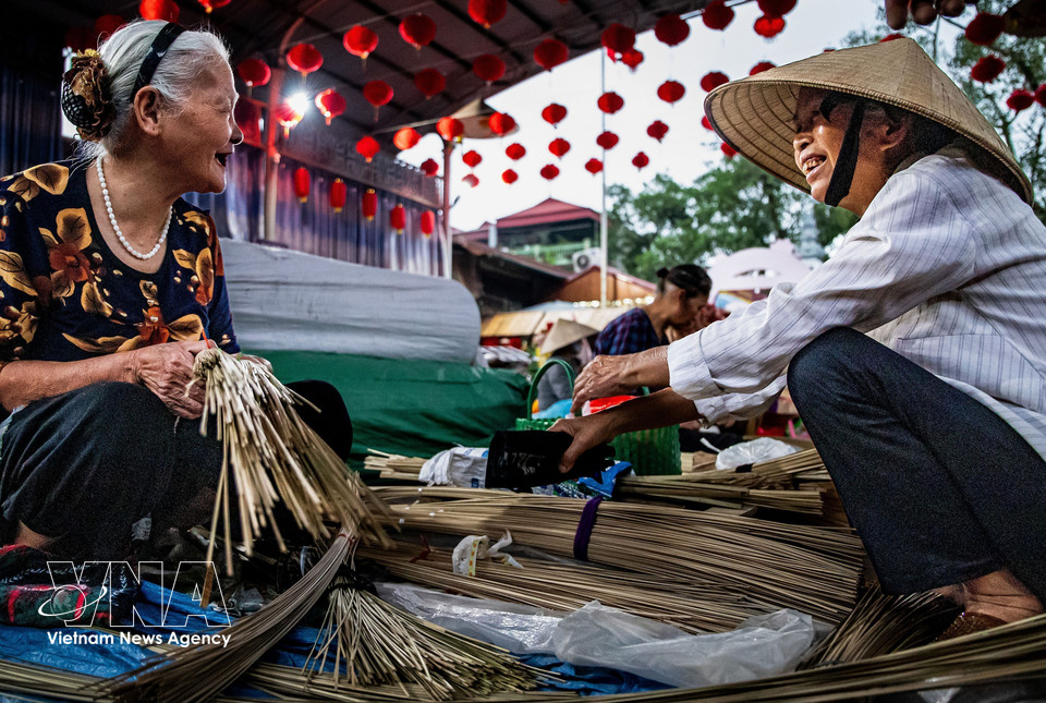 El mercado de sombreros de la aldea de Chuong no es solo un lugar para comprar y vender, sino también un espacio para reunirse, charlar y preservar las costumbres y tradiciones familiares de la gente local. (Fuente: VNA)