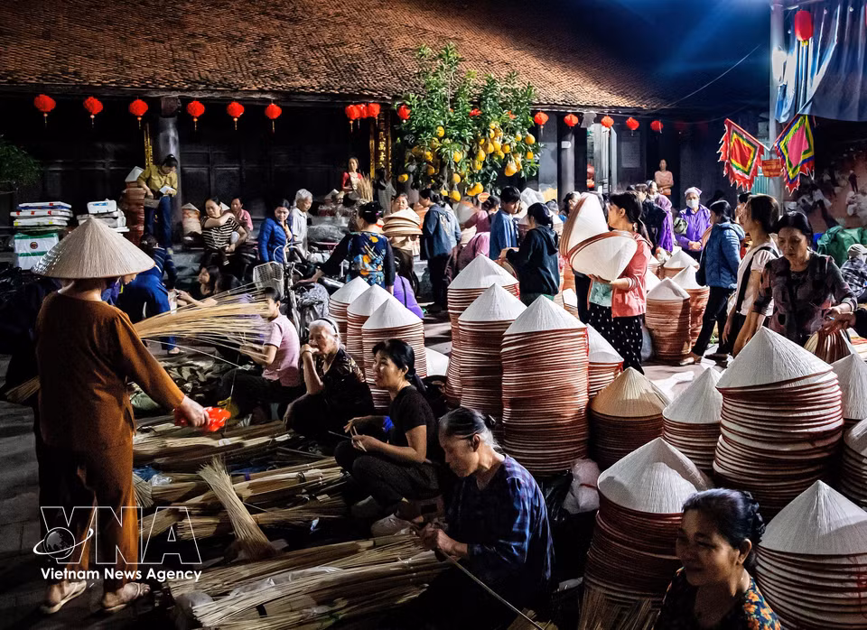 El mercado de sombreros de la aldea de Chuong abre sus puertas los días 4, 10, 14, 20, 24 y 30 de cada mes lunar, aproximadamente de 4:30 a 7:00 de la mañana. (Fuente: VNA)