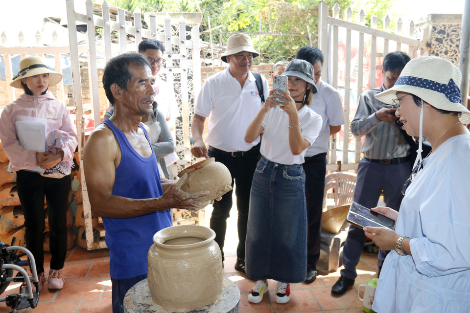 Los artesanos demuestran la fabricación tradicional de cerámica del pueblo Cham para que los turistas puedan verla y experimentarla. (Fuente: VNA)