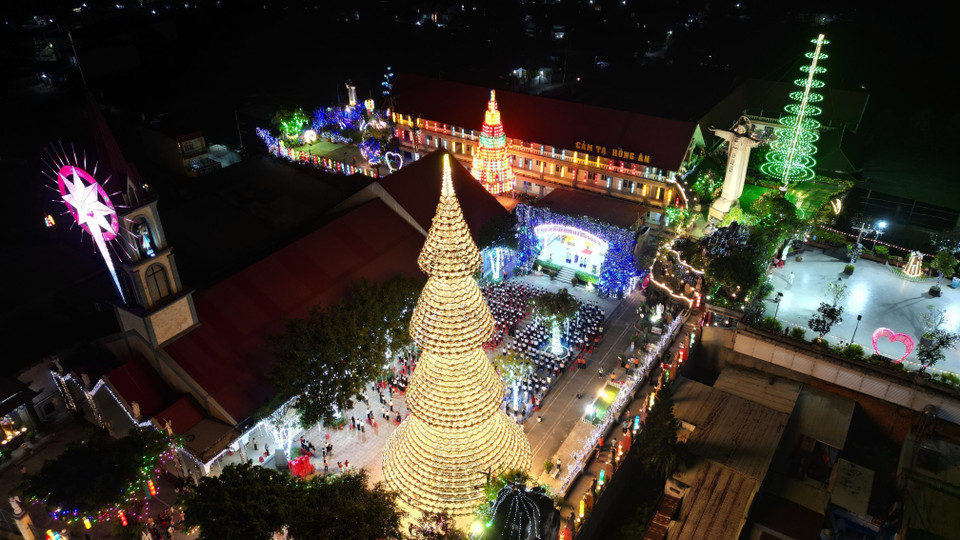 Hecho con miles de sombreros cónicos y bombillas, el árbol de Navidad en la Iglesia Ha Phat en la provincia de Dong Nai crea una escena deslumbrante cada noche cuando se encienden las luces. (Fuente: VNA)