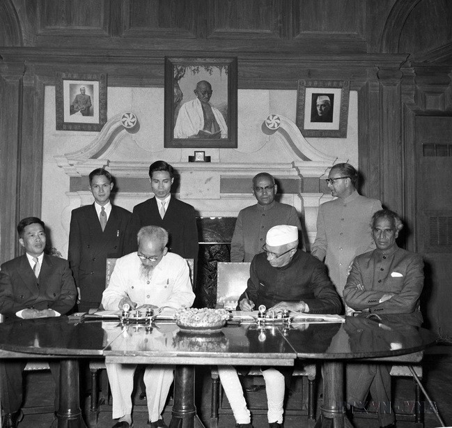 El 7 de febrero de 1958, en Nueva Delhi, el Presidente Ho Chi Minh y el primer ministro indio Jawaharlal Nehru firmaron la Declaración Conjunta Vietnam-India. (Fuente: VNA)