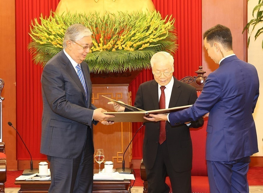 El presidente de Kazajistán, Kassym-Jomart Tokayev, entregó al secretario general del Partido Comunista de Vietnam, Nguyen Phu Trong, un álbum de fotografías documentales sobre la visita del Presidente Ho Chi Minh a ese país en 1959 (Hanoi, el 21 de agosto de 2023). (Fuente: VNA)