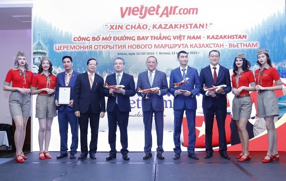 La aerolínea vietnamita VietJet Air celebró el 12 de octubre de 2022 en Astaná una ceremonia del anuncio de la apertura de una ruta de vuelo directa entre Vietnam y Kazajistán. (Fuente: VNA)