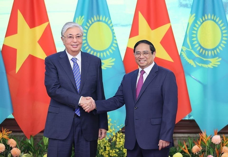 El primer ministro Pham Minh Chinh se reunió el 21 de agosto de 2023 en Hanoi con el presidente de la República de Kazajistán, Kassym-Jomart Tokayev, quien realizó una visita oficial a Vietnam. (Fuente: VNA)