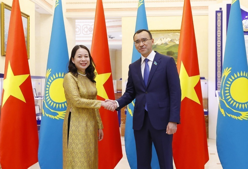 La vicepresidenta vietnamita Vo Thi Anh Xuan dialogó con el presidente del Senado de Kazajistán, Maulen Ashimbayev, durante su asistencia a la sexta Cumbre de la Conferencia sobre Interacción y Medidas de Fomento de la Confianza en Asia (CICA) en Astaná, Kazajistán, 12 de octubre de 2022. (Fuente: VNA)