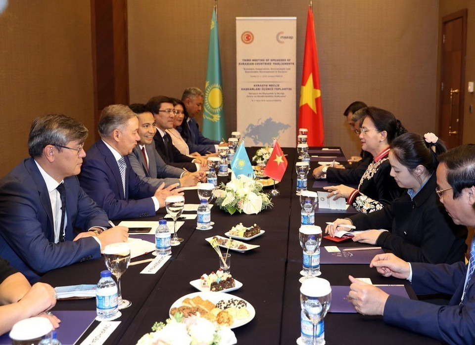 Durante la tercera Conferencia de Presidentes de los Parlamentos de los Países Euroasiáticos, celebrada el 9 de octubre de 2018 en Antalya (Turquía), la presidenta de la Asamblea Nacional de Vietnam, Nguyen Thi Kim Ngan, se reunió con el titular de la Cámara de Representantes de la República de Kazajistán, Nurlan Nigmatulin. (Fuente: VNA)