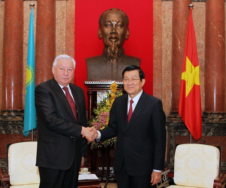 El presidente Truong Tan Sang recibió a Zhakupov Kabibolla Kabenovich, titular de la Cámara de Representantes de la República de Kazajistán, quien realizó una visita oficial a Vietnam y asistió a la 132 Asamblea de la Unión Interparlamentaria (IPU-132) efectuada el 29 de marzo de 2015 en Hanoi. (Fuente: VNA)
